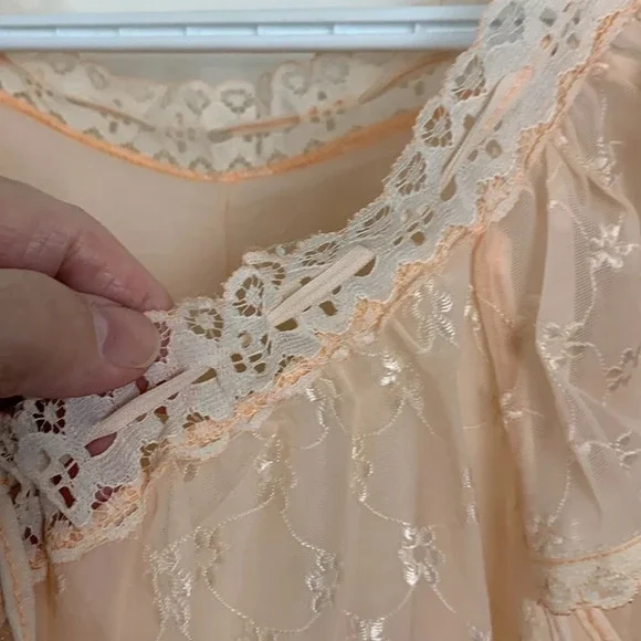 Vintage Pale Peach Lined Nightgown w Cap Sleeves and Lace - Picture 6 of 12
